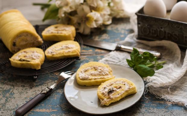 Rotolo di pasta sfoglia senza glutine farcito, un finger food invitante